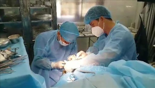 Truong Sa Dong infirmary performs emergency surgery on fishermen hinh anh 1
