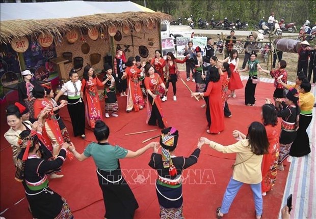 Culinary contest, street parade held within Hoa Ban Festival in Dien Bien hinh anh 1