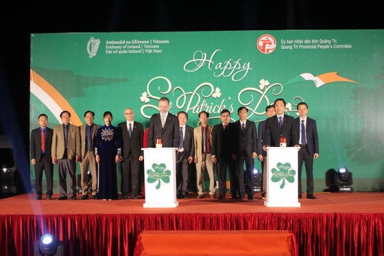 Hien Luong bridge in Quang Tri turning green to mark Ireland's St. Patrick’s Day hinh anh 1