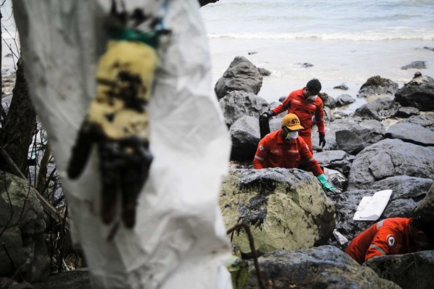 Massive oil spill continues affecting residents in Philippines' coastal localities hinh anh 1