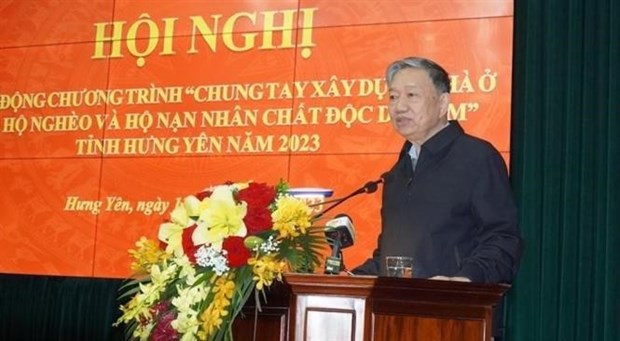 Minister calls for donors’ housing support to poor, AO victims hinh anh 1