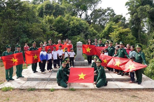 10,000 national flags presented to Dak Nong border residents hinh anh 1