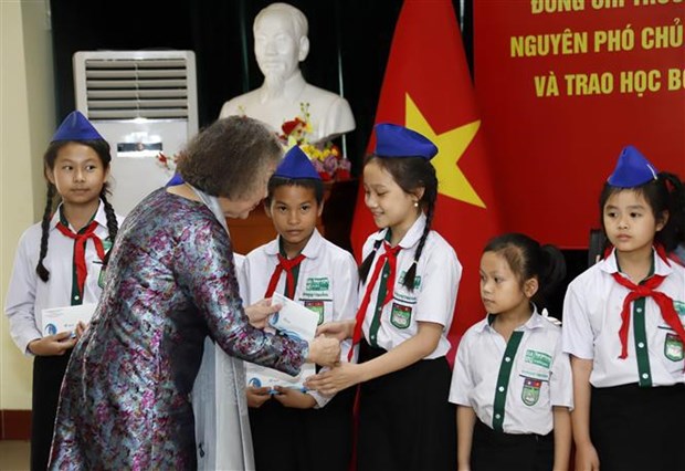 Scholarships given to disadvantaged overseas Vietnamese students in Laos hinh anh 1