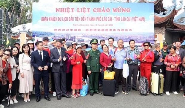 Mong Cai int’l border gate welcomes first foreign tourist group post COVID-19 hinh anh 1