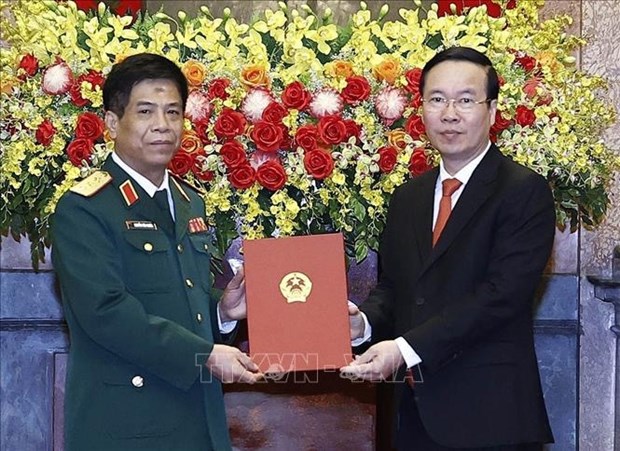President presents promotion decision to military officer hinh anh 1