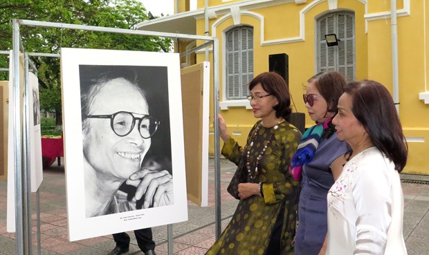 Photo exhibition reveals daily life of late composer Trinh Cong Son hinh anh 1