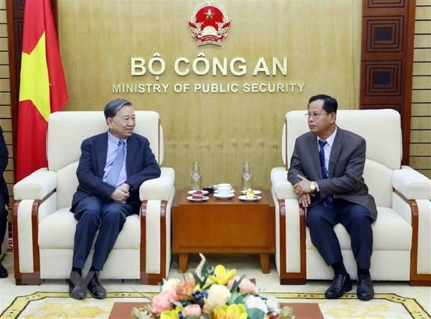 Vietnamese, Lao security forces strengthen ties hinh anh 1