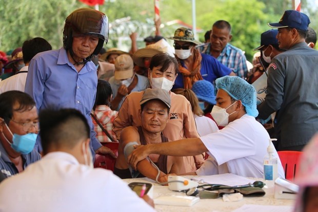 500 Cambodian residents, those of Vietnamese origin in Cambodia get free health check-ups, gifts hinh anh 1