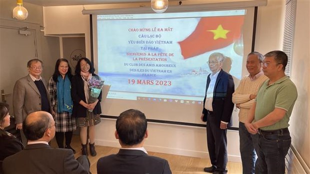 “Love Vietnam’s seas and islands” club in France established hinh anh 2