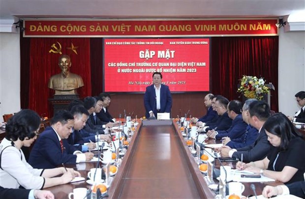 Party official meets with chiefs of Vietnamese representative offices abroad hinh anh 1