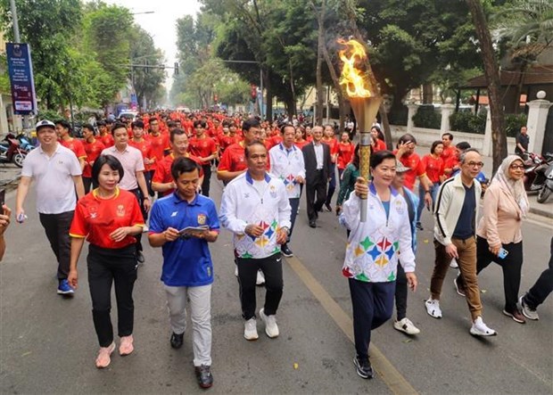 SEA Games torch tours Hanoi hinh anh 2