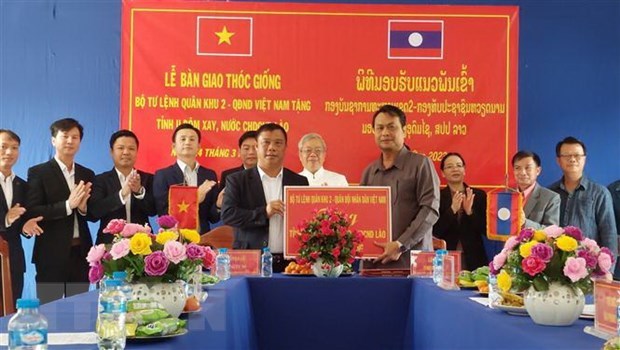 Vietnam provides rice seeds to Lao province hinh anh 1