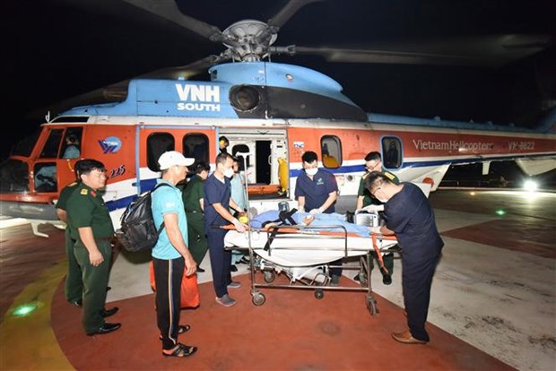 Khanh Hoa: fisherman suffering from decompression brought ashore for further treatment hinh anh 1