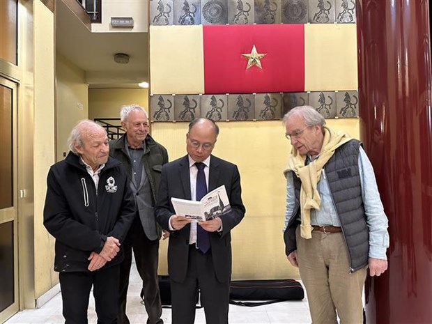 Swiss nationals recall 1969 planting of Vietnam flag atop Notre Dame Cathedral Paris hinh anh 2