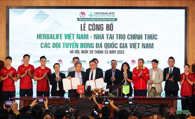 Herbalife sponsors nutrition for Vietnam’s national football teams hinh anh 1
