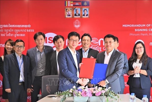 Viettel’s Cambodia affiliate signs strategic cooperation agreement with local group hinh anh 2
