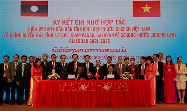 Binh Dinh signs cooperation pact with four southern Lao localities hinh anh 1