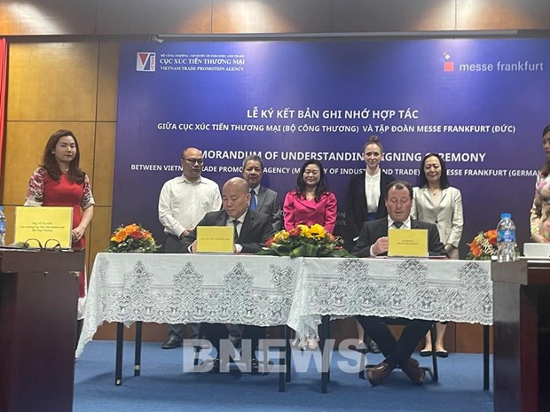 MoIT signs cooperation deal with world leading fair organiser hinh anh 1
