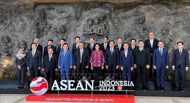 Vietnam joins ASEAN central bank officials at meetings in Indonesia hinh anh 1