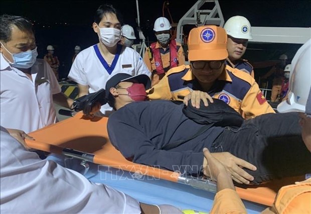 Sick Philippine sailor brought ashore for treatment in Khanh Hoa hinh anh 1