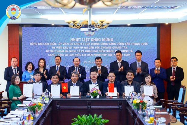 Officials seek to bolster ties between Vietnamese, Chinese cooperatives, enterprises hinh anh 1