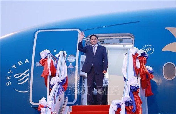 PM Pham Minh Chinh arrives in Laos for 4th MRC Summit hinh anh 1