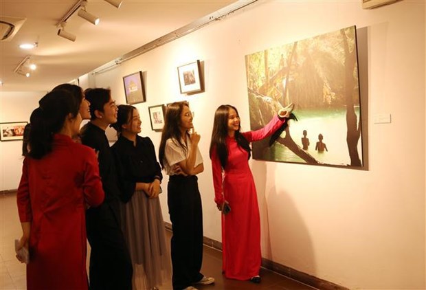 Photo exhibition tells stories about life along Mekong River’s banks hinh anh 1