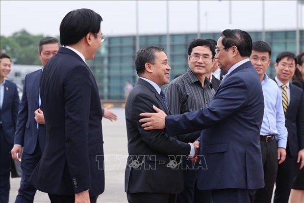 PM departs for 4th Mekong River Commission Summit in Laos hinh anh 1