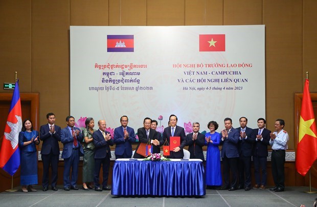 Vietnam, Cambodia join hands to carry out MoU on labour cooperation hinh anh 1