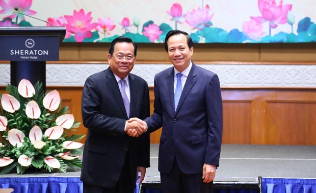 Vietnam, Cambodia join hands to carry out MoU on labour cooperation hinh anh 2