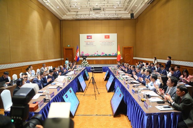 Vietnam, Cambodia join hands to carry out MoU on labour cooperation hinh anh 3