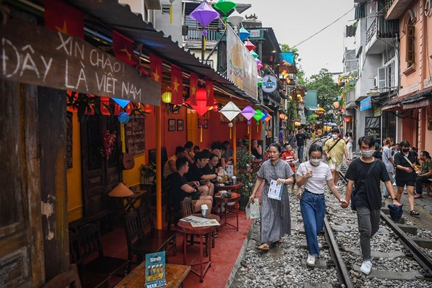 Tours of coffee shops along Hanoi train street prohibited hinh anh 2