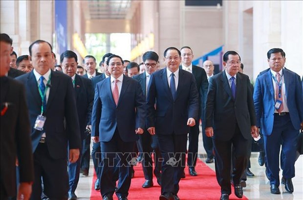 Vietnamese, Lao, Cambodian PMs discuss cooperation in working breakfast hinh anh 1