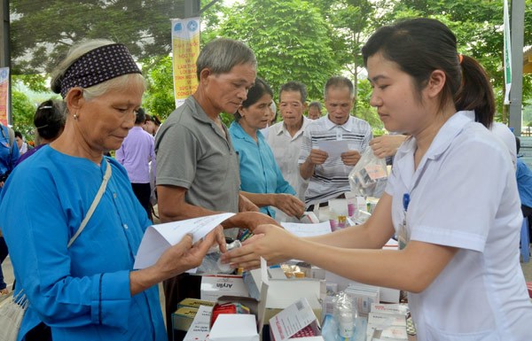 Vietnam strives to ensure people's access to best medical services hinh anh 2