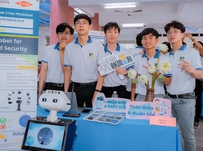 Students offer innovative solutions to global problems hinh anh 1