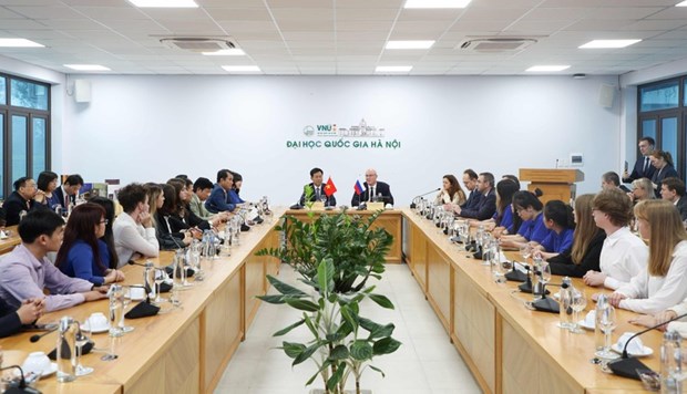 Russian Deputy PM visits Vietnam National University, Hanoi hinh anh 1