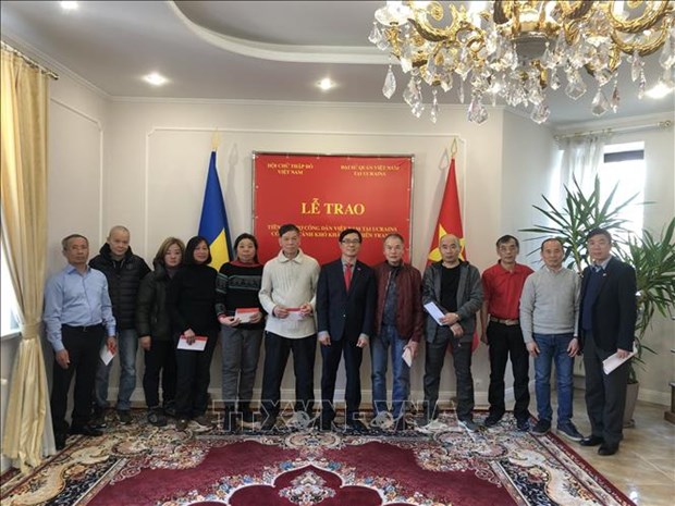 Support provided to needy Vietnamese in Kiev hinh anh 1