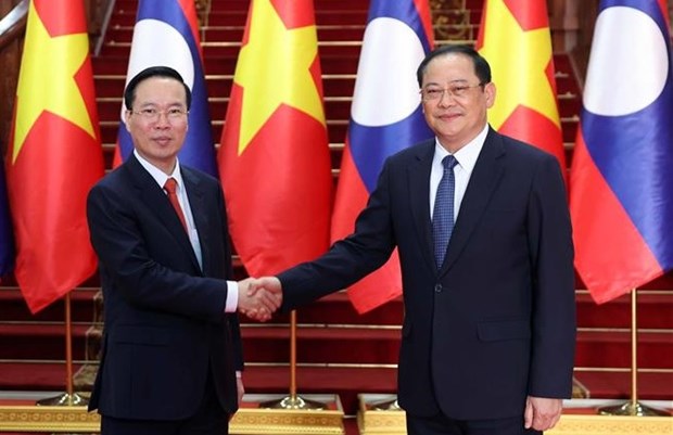 President Vo Van Thuong meets with Lao Prime Minister, NA Chairman in Vientiane hinh anh 1