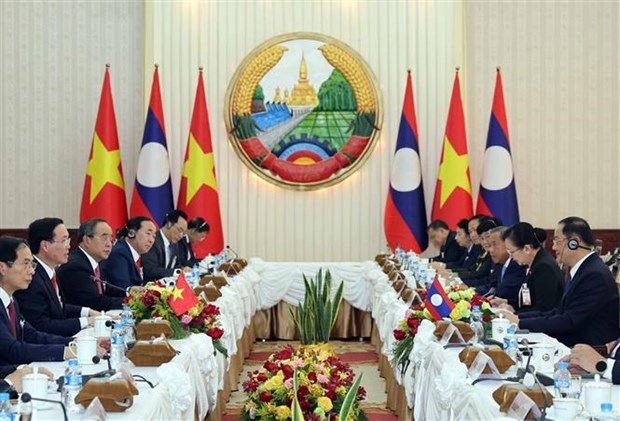 President Vo Van Thuong meets with Lao Prime Minister, NA Chairman in Vientiane hinh anh 2