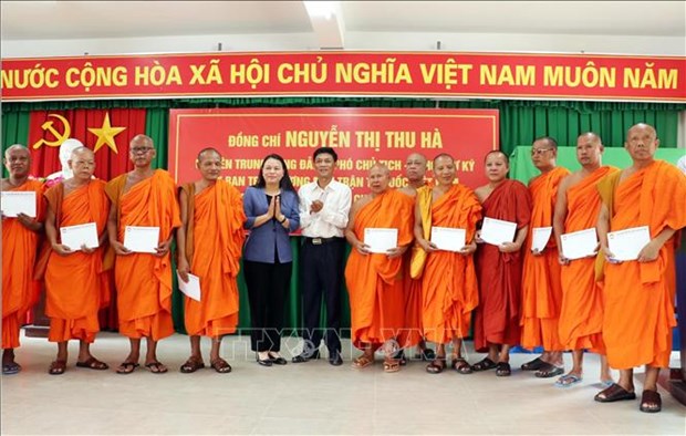 Front leader congratulates Khmer people in Soc Trang on Chol Chnam Thmay hinh anh 1
