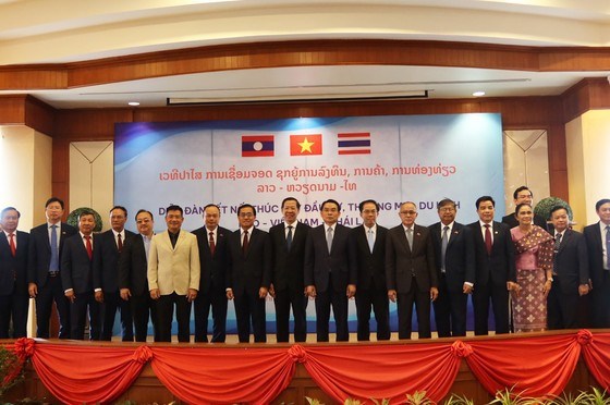 Vietnamese, Lao, Thai localities foster trade ties hinh anh 2