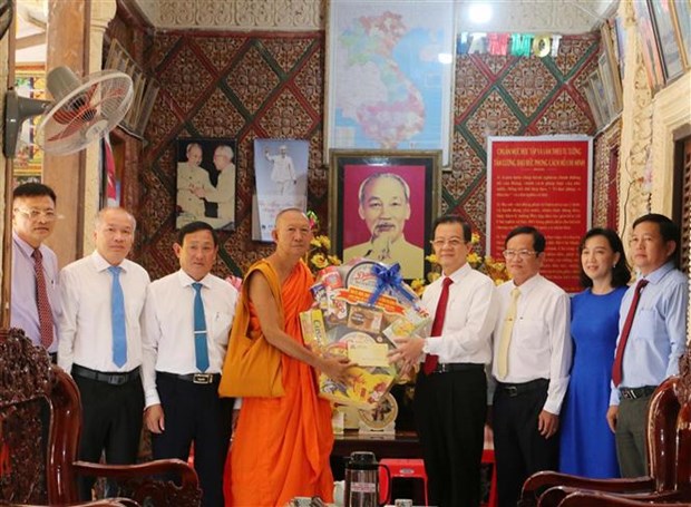 An Giang leaders visit Khmer people ahead of Chol Chnam Thmay festival hinh anh 1