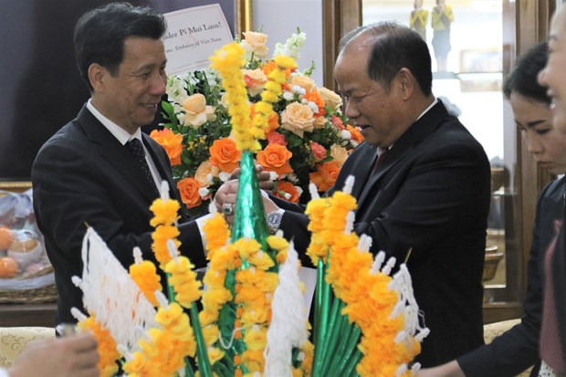 Vietnam Embassy in Indonesia congratulates Laos on Bunpimay festival hinh anh 1