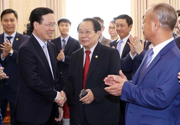 President offers encouragement to Vietnamese community in Laos hinh anh 1