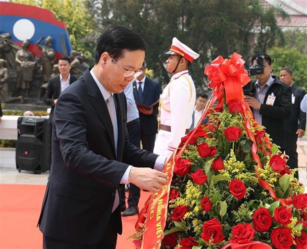 President visits Laos’ former senior leaders hinh anh 3
