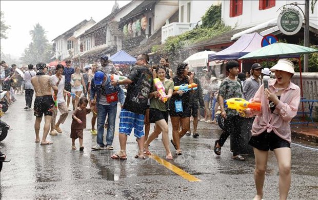 Lao people ring in traditional New Year with a splash hinh anh 1