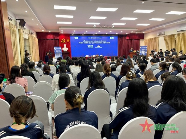 Forum discusses cultural tourism development in Vietnam hinh anh 2