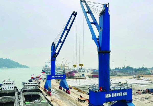 North-central localities strive to attract large cargo ships hinh anh 2