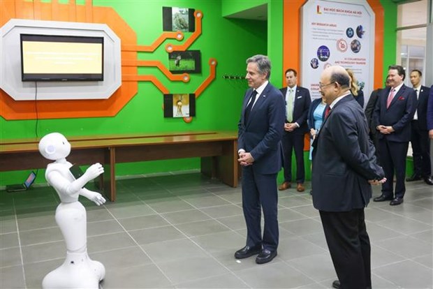 US Secretary of State visits AI-powered projects at Hanoi university hinh anh 1