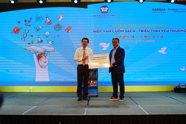 10,000 books gifted to primary schools to celebrate Vietnam Book Day hinh anh 1